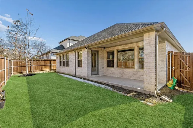 a view of a house with a backyard