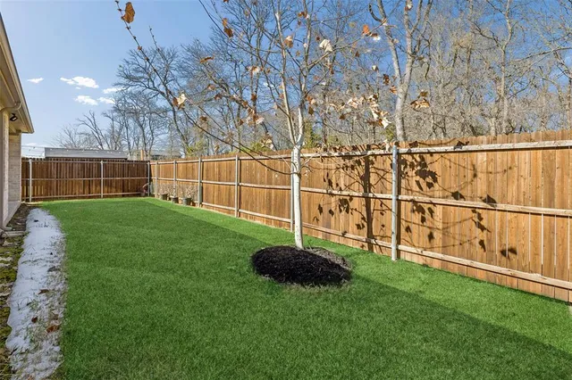 a view of yard with green space