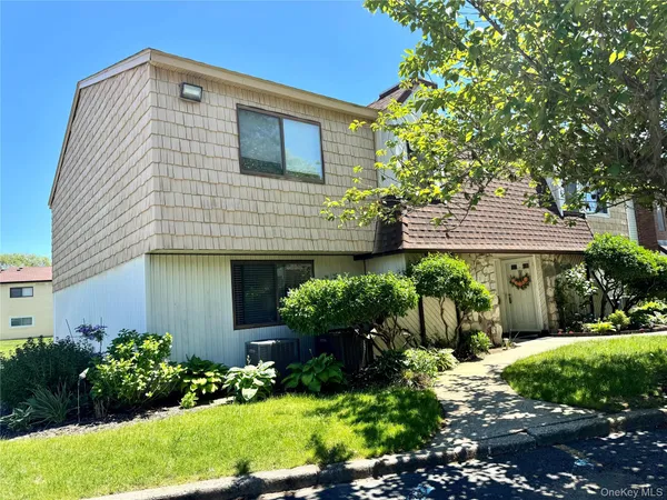 $229,990 | 71 Pointe Circle South, Unit 71, Coram, NY 11727