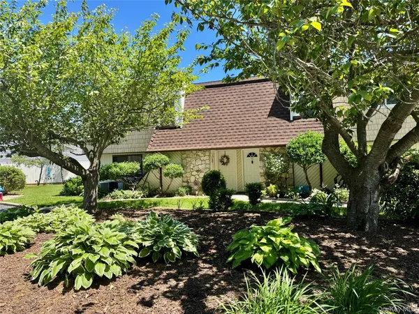 $229,990 | 71 Pointe Circle South, Unit 71, Coram, NY 11727