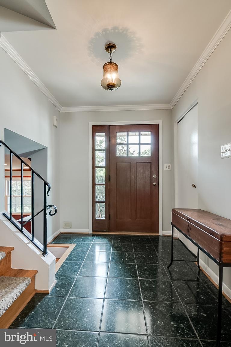 229 Manvell Road Southeast Vienna, VA 22180 - Photo 19 of 40 Entryway