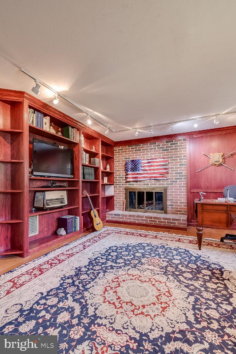 229 Manvell Road Southeast Vienna, VA 22180 - Photo 5 of 40 Gallery Image 5