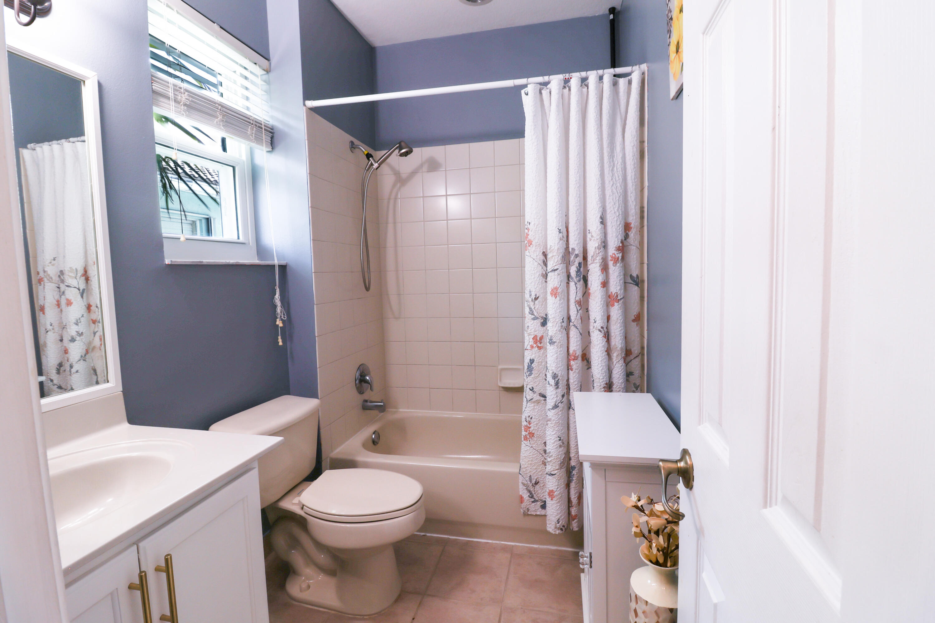 3133 Laurel Ridge Circle Riviera Beach, FL 33404 - Photo 16 of 27 Guest Bathroom