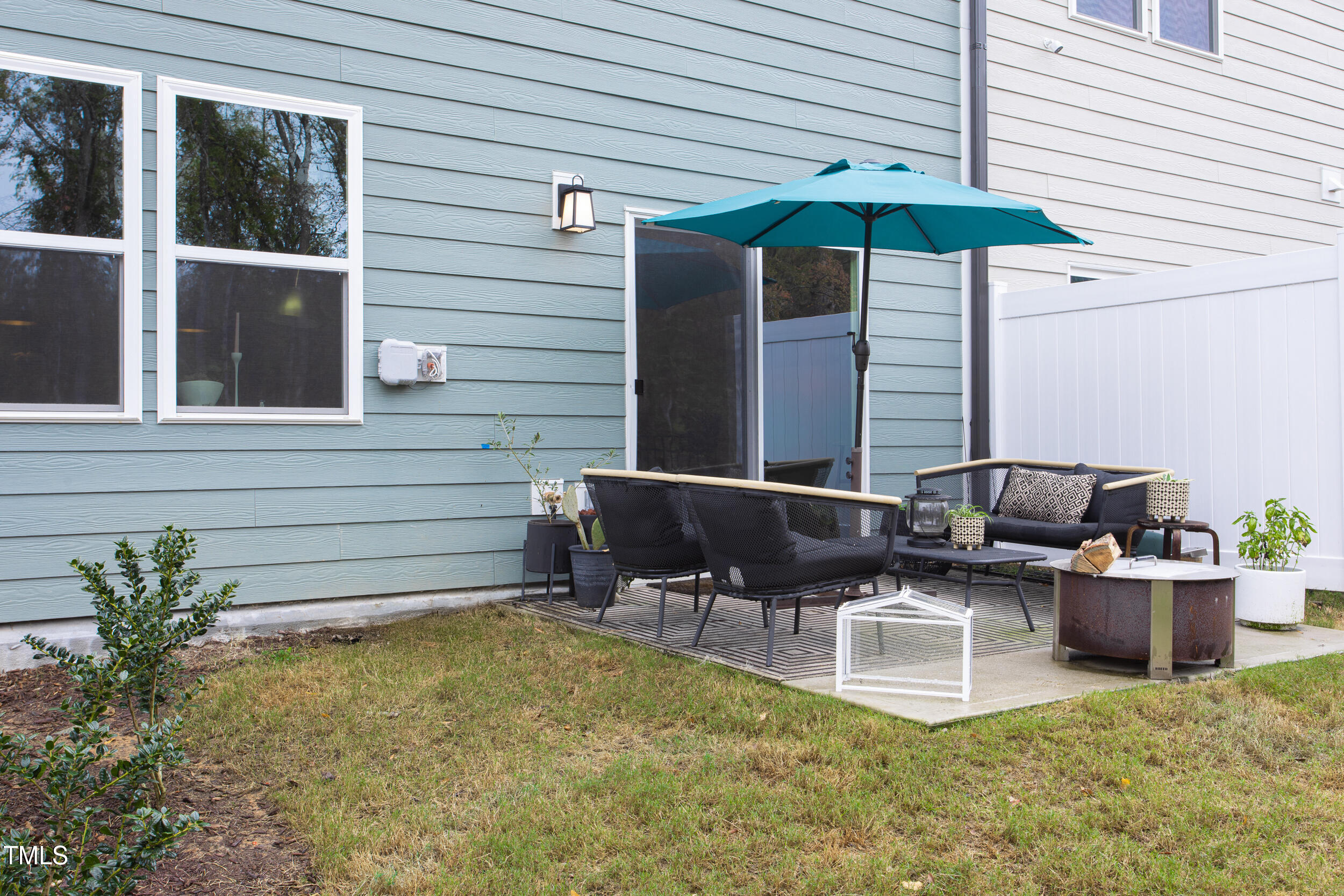 128 Rialto Street Chapel Hill, NC 27516 - Photo 41 of 44 a backyard of a house with seating space