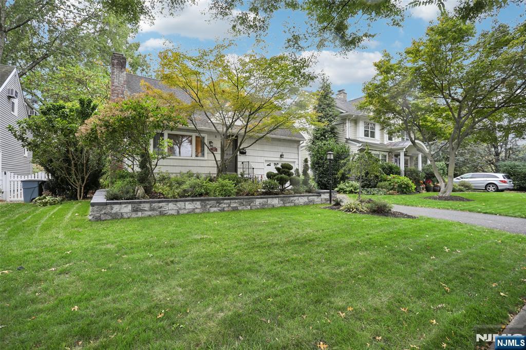322 Marshall Street Ridgewood, NJ 07450 - Photo 4 of 32 a front view of a house with a garden
