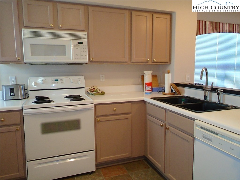 101 North Pinnacle Ridge Road, Unit A101 Beech Mountain, NC 28604 - Photo 10 of 28