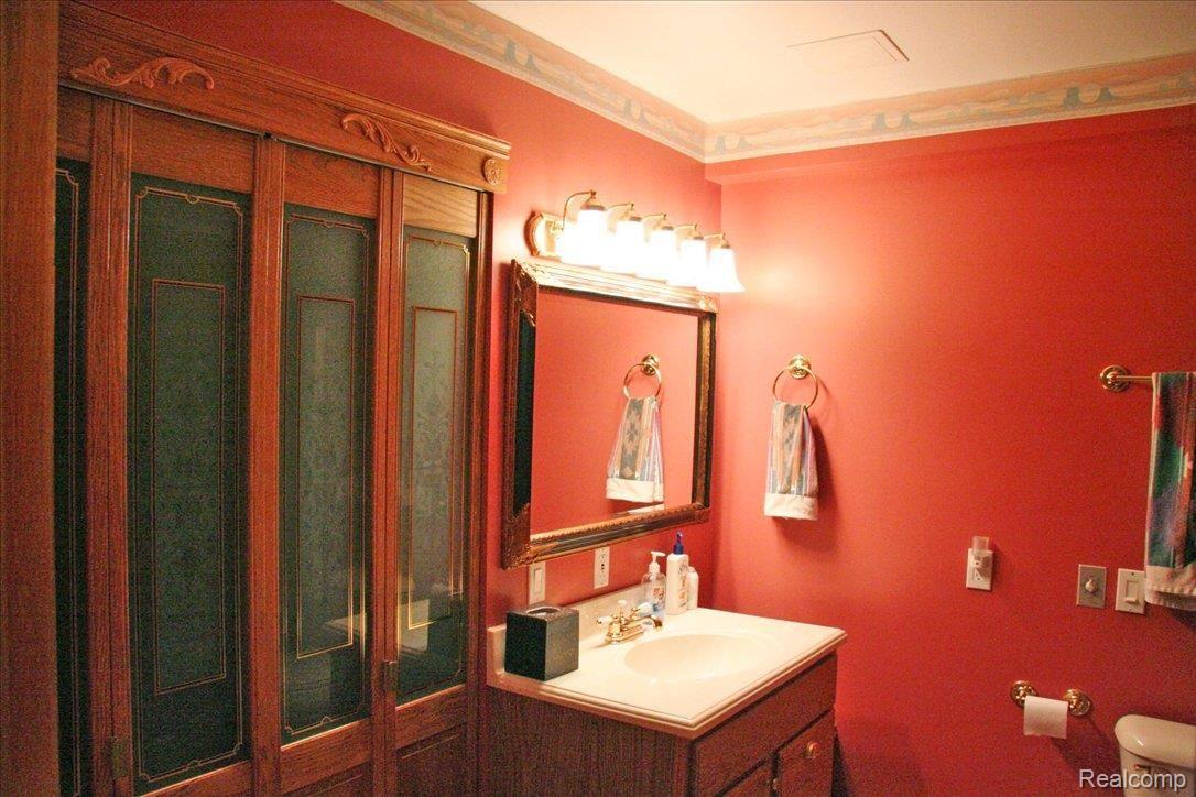 964 Middle Road Highland, MI 48357 - Photo 14 of 25 13 Guest Full Bath with Walk-In
