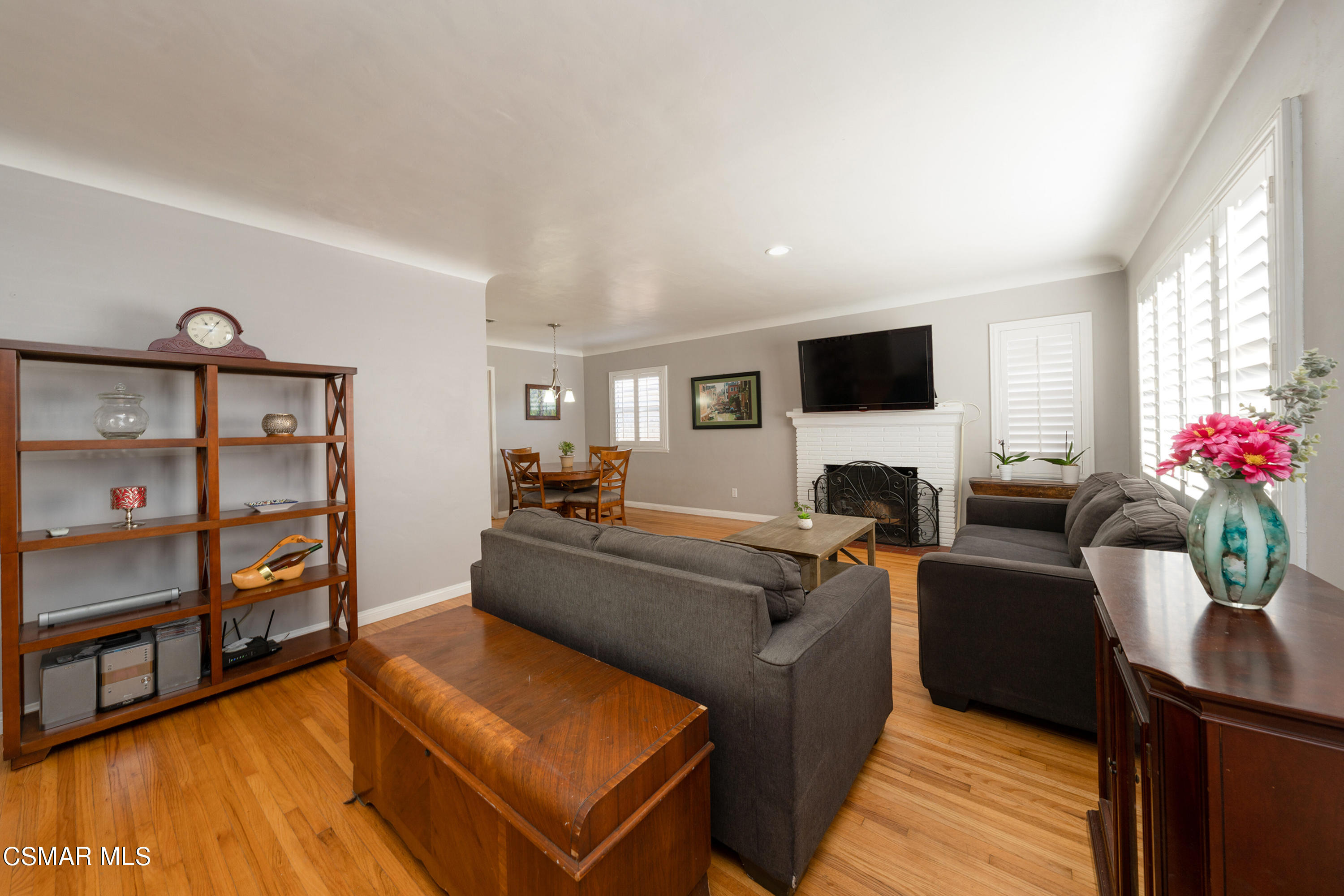 305 West Roderick Avenue Oxnard, CA 93030 - Photo 4 of 18 Roderick living room angle