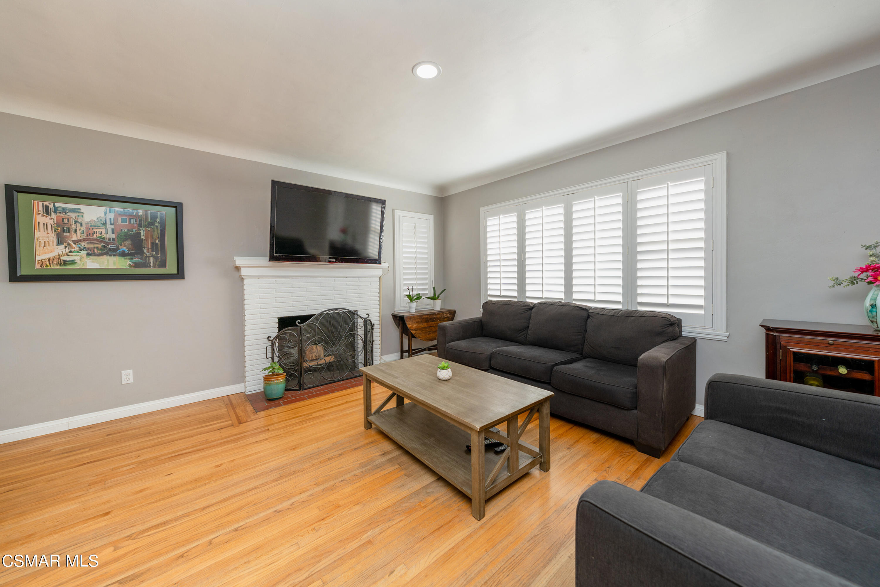 305 West Roderick Avenue Oxnard, CA 93030 - Photo 6 of 18 Roderick Living room