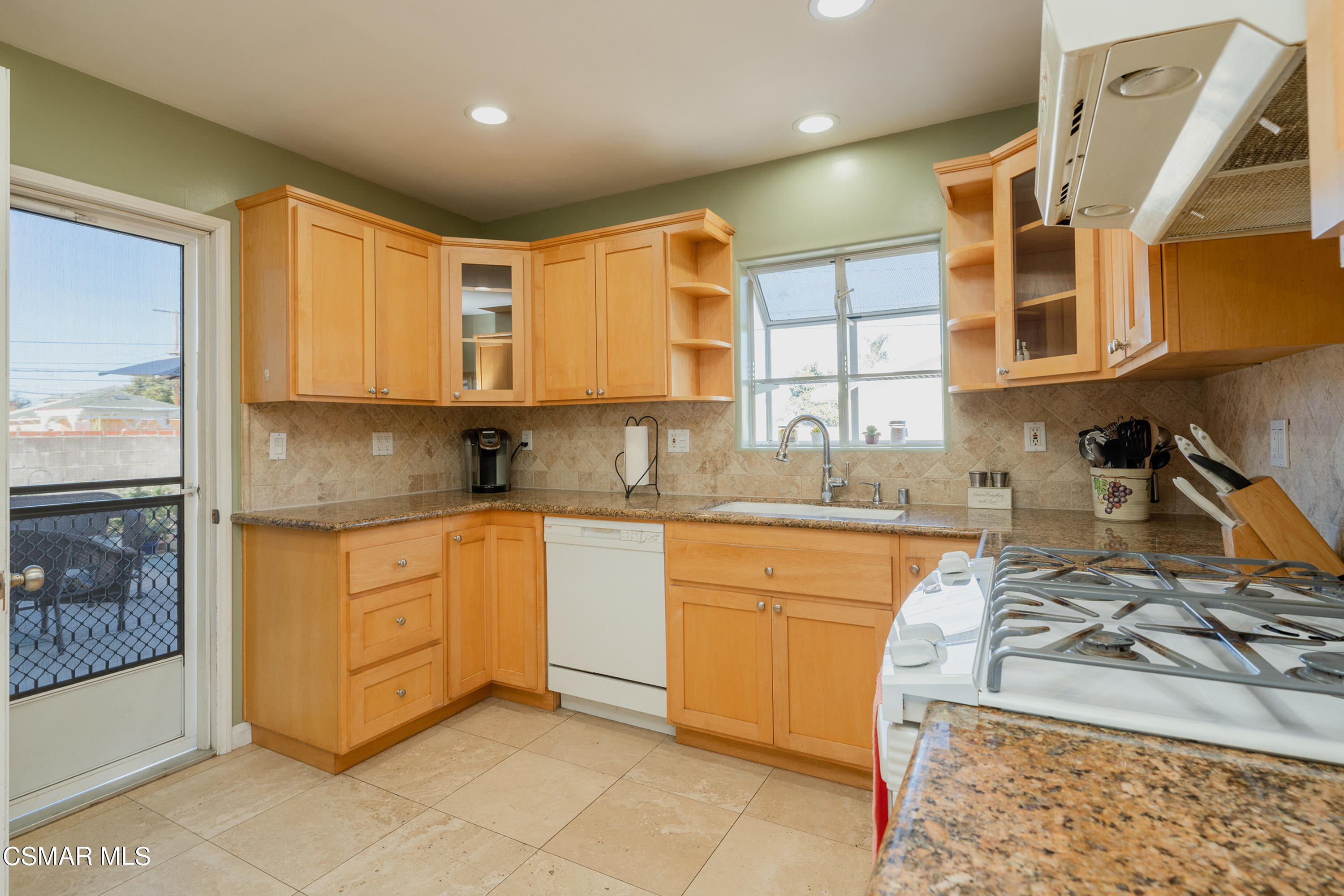 305 West Roderick Avenue Oxnard, CA 93030 - Photo 10 of 18 Roderick kitchen