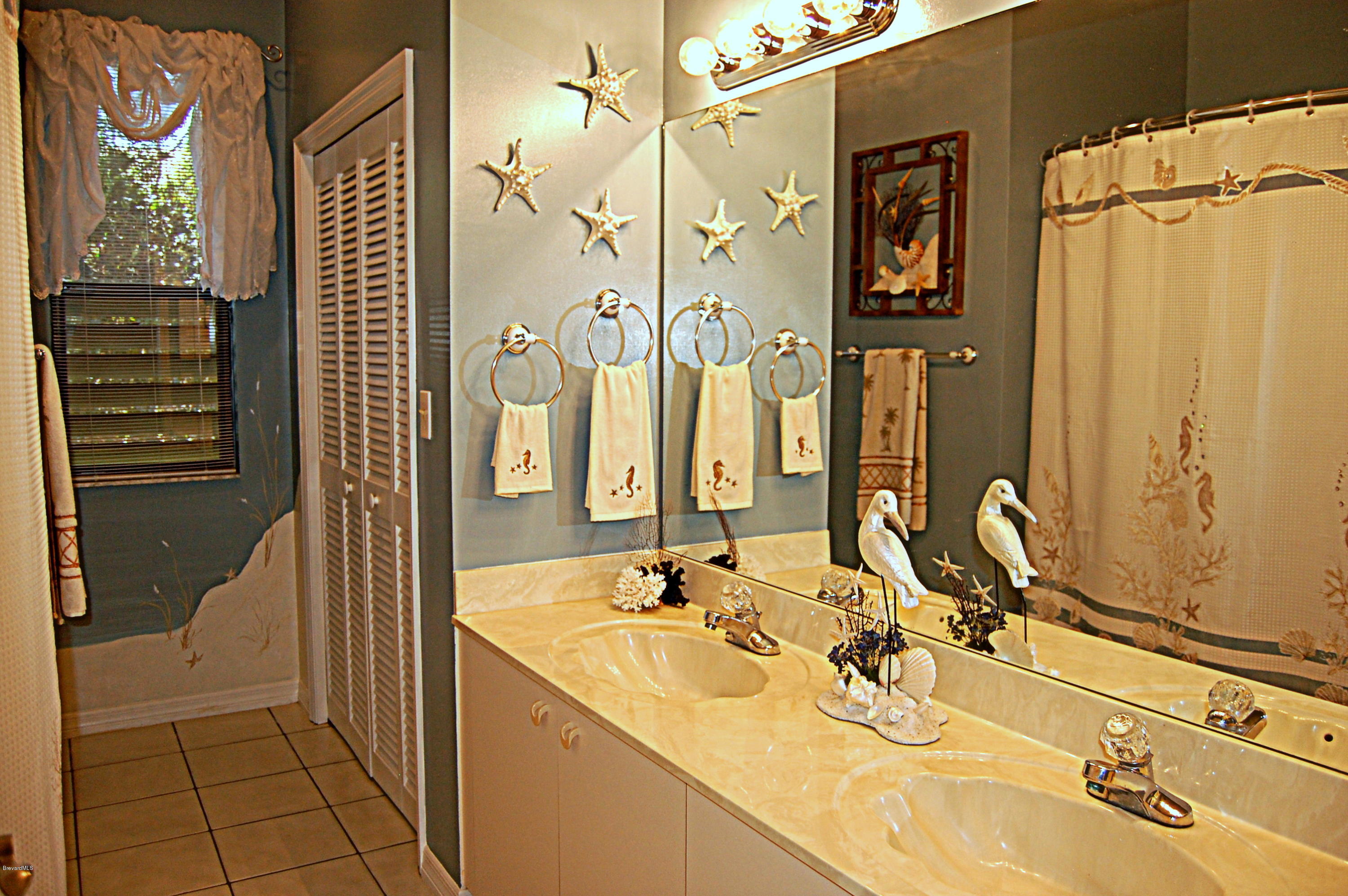 3880 Shady Run Road Melbourne, FL 32934 - Photo 27 of 41 Huge Guest Bathroom!