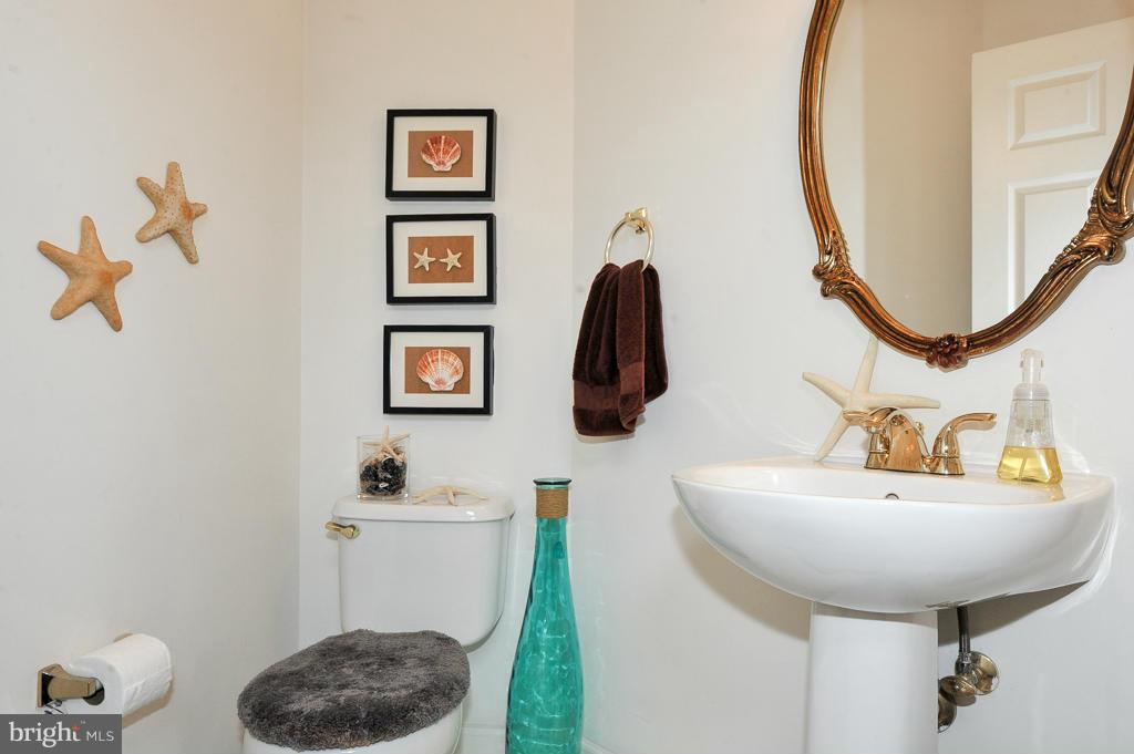 6625 Debra Lu Way Springfield, VA 22150 - Photo 11 of 26 a bathroom with a sink and a mirror