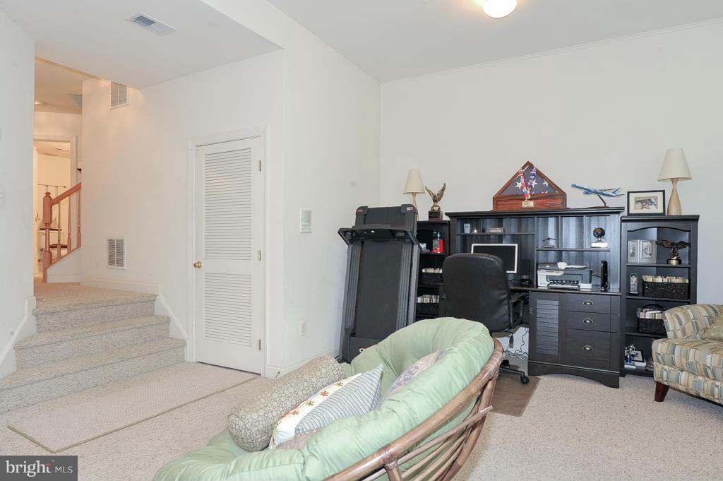 6625 Debra Lu Way Springfield, VA 22150 - Photo 22 of 26 a living room with furniture