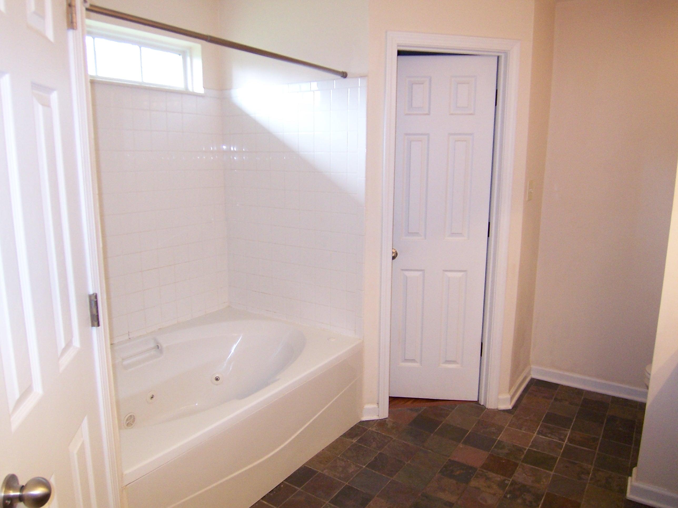 5715 Ridgefield Road Knoxville, TN 37912 - Photo 9 of 24 100_7662.JPG