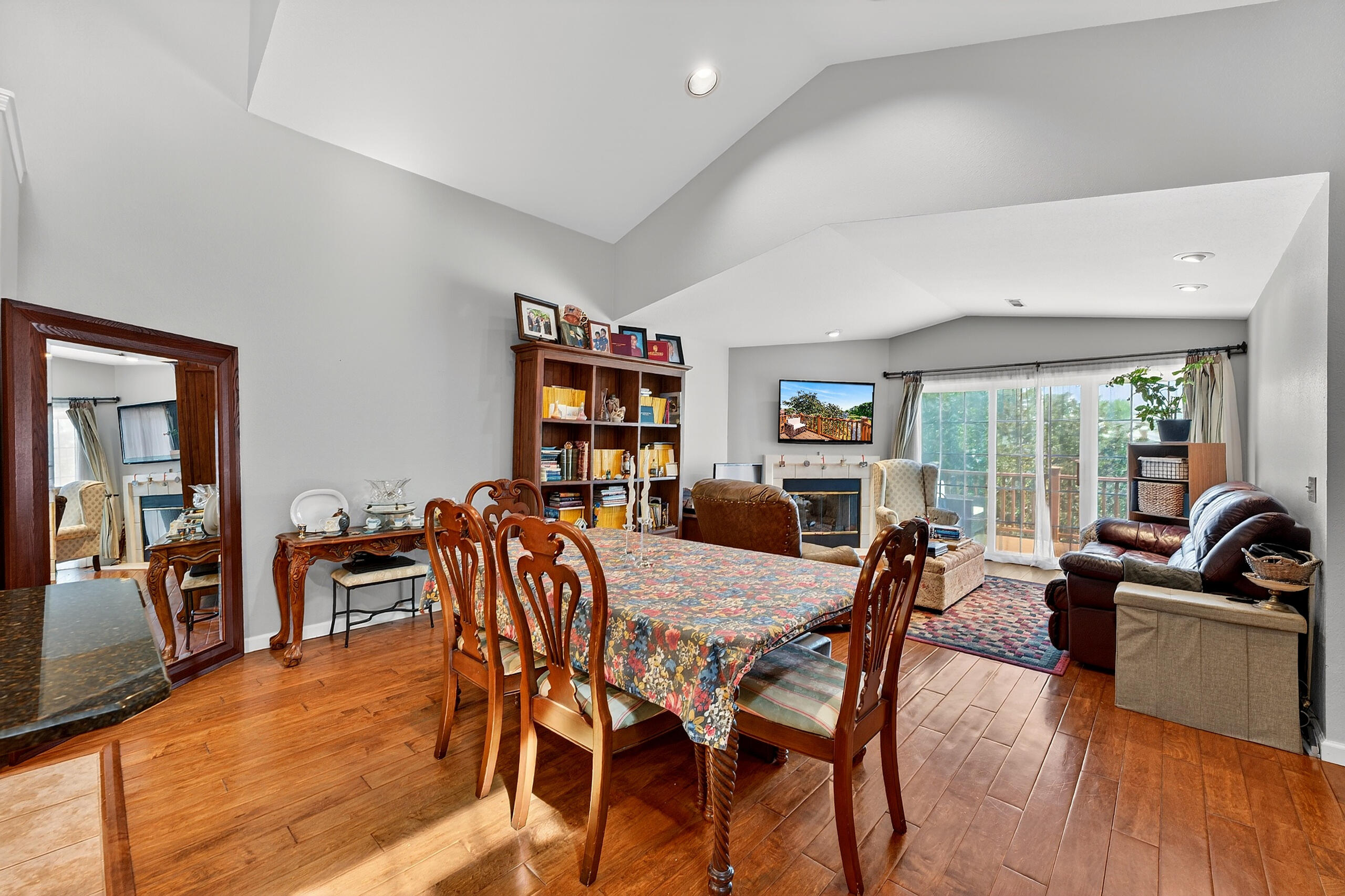 N16-w26593 Tall Reeds Lane, Unit H Pewaukee, WI 53072 - Photo 7 of 35 Vaulted Ceilings