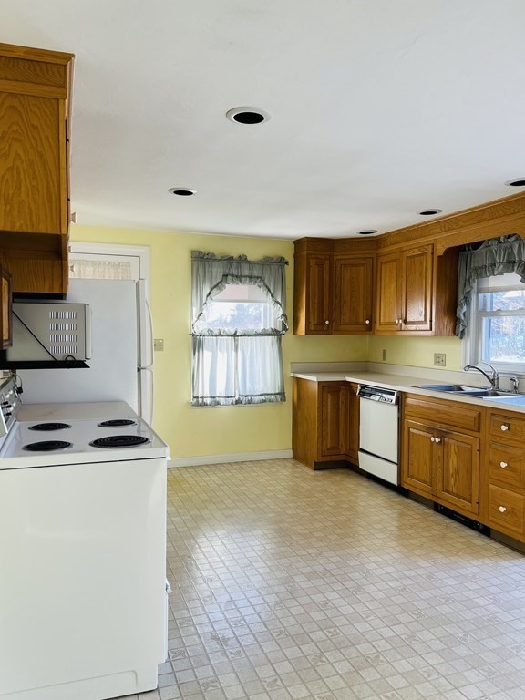 4 Davis Road Auburn, MA 01501 - Photo 6 of 30 Gallery Image 6