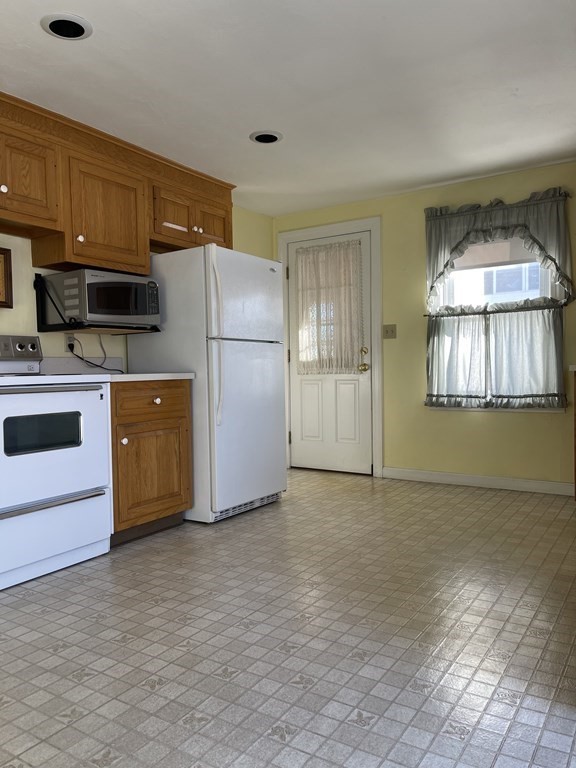 4 Davis Road Auburn, MA 01501 - Photo 7 of 30 Gallery Image 7