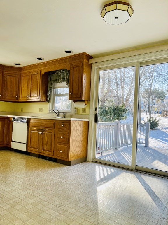 4 Davis Road Auburn, MA 01501 - Photo 9 of 30 Gallery Image 9