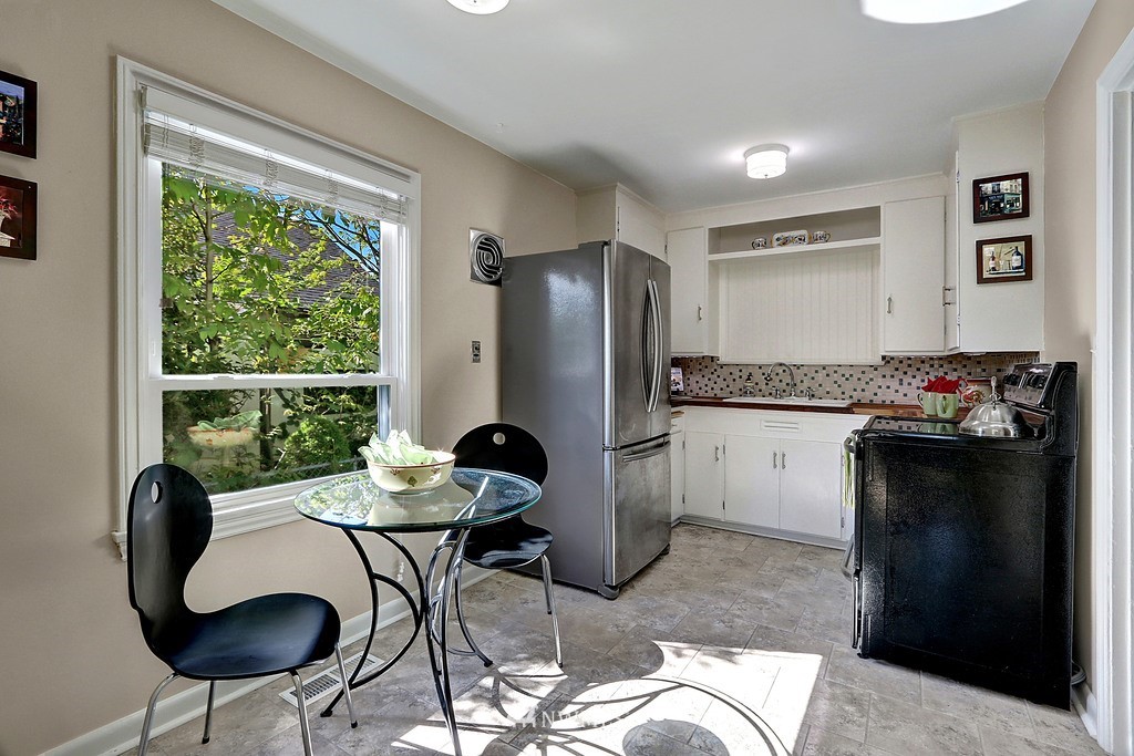 3916 Southwest Kenyon Street Seattle, WA 98136 - Photo 8 of 18 Gallery Image 8