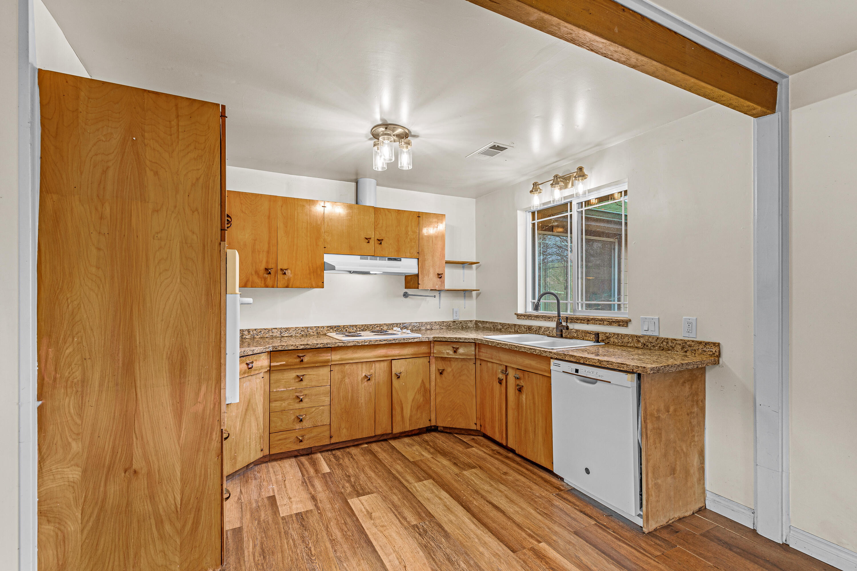 4260 Clayton Road Ashland, OR 97520 - Photo 7 of 41 Kitchen
