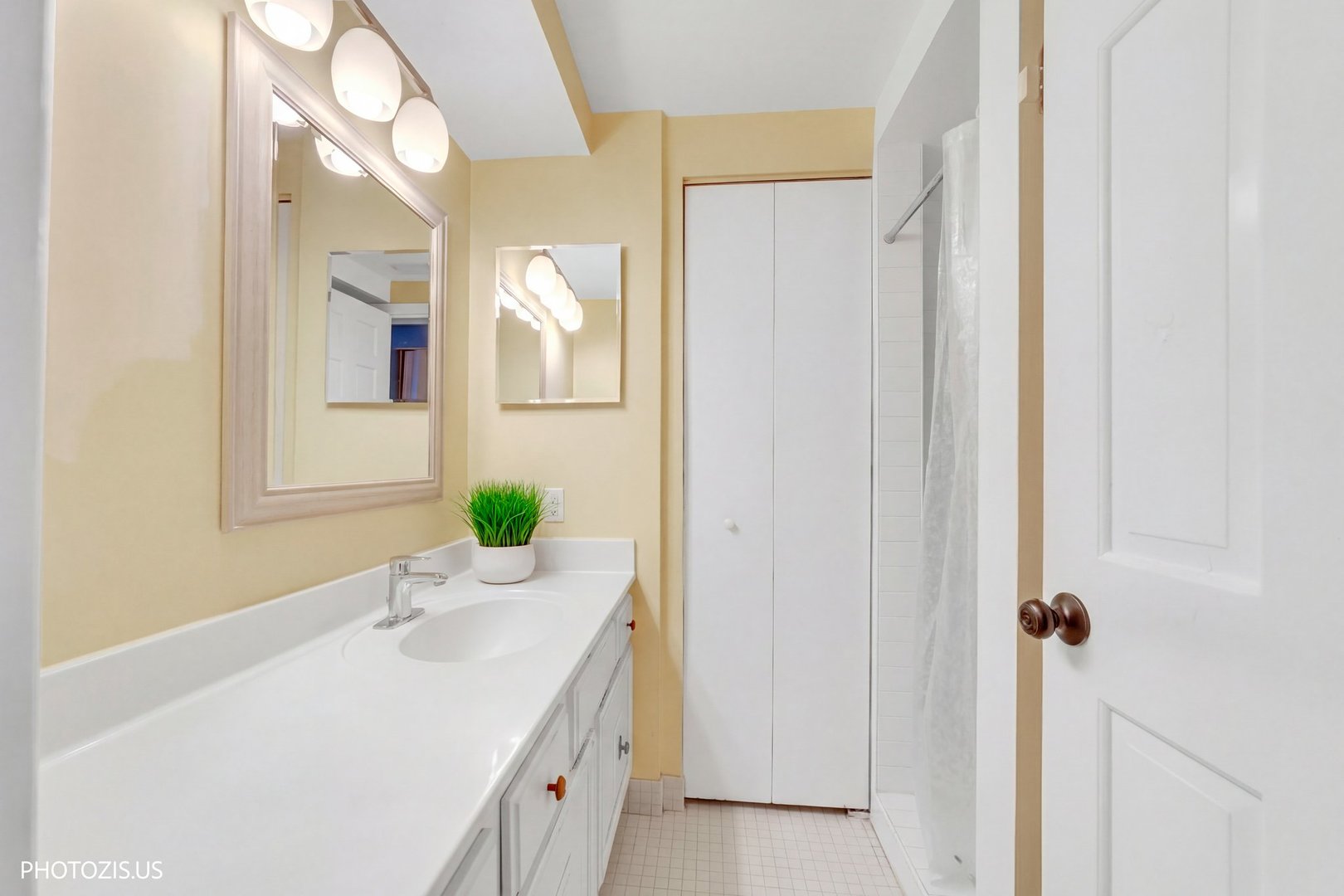 1621 Mission Hills Road, Unit 108 Northbrook, IL 60062 - Photo 8 of 22 a bathroom with a sink vanity and mirror