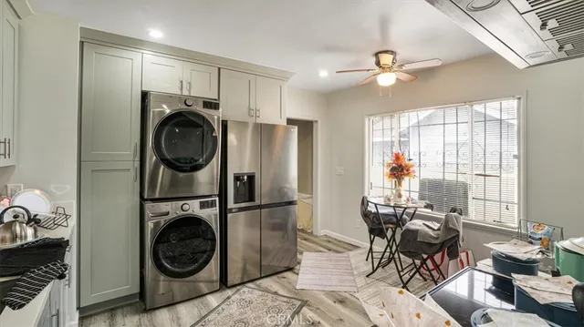a view of a livingroom with washer and dryer