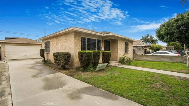 a view of a house with backyard