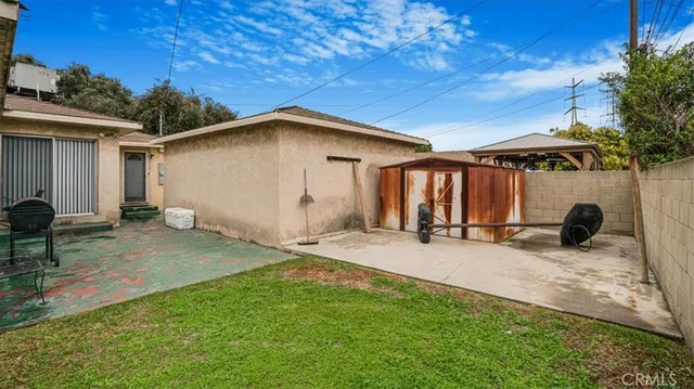 a view of a house with backyard and sitting area