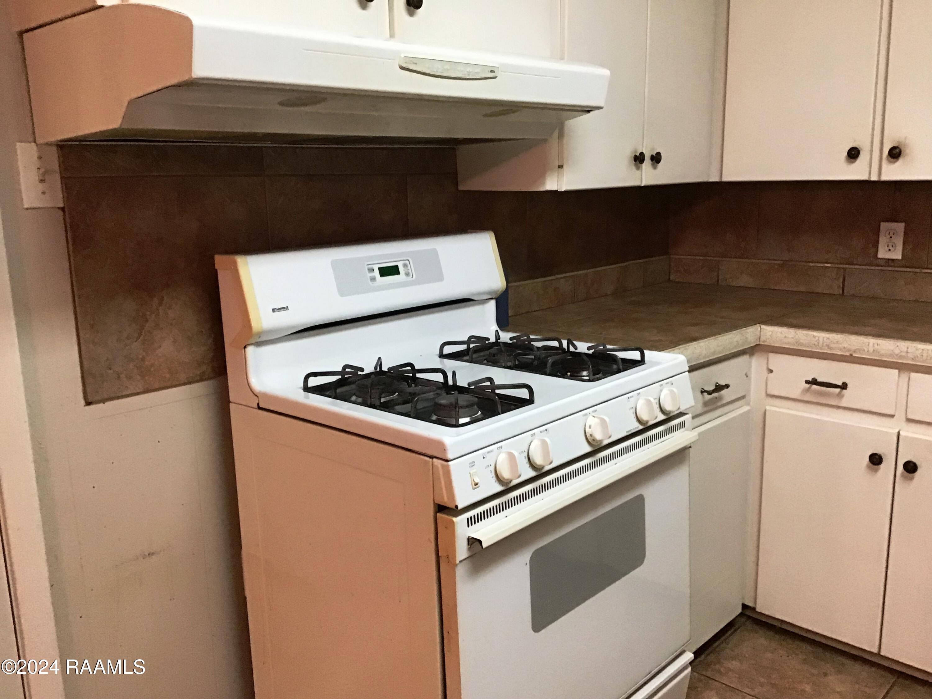 108 Avalon Street Lafayette, LA 70508 - Photo 5 of 8 Range Oven