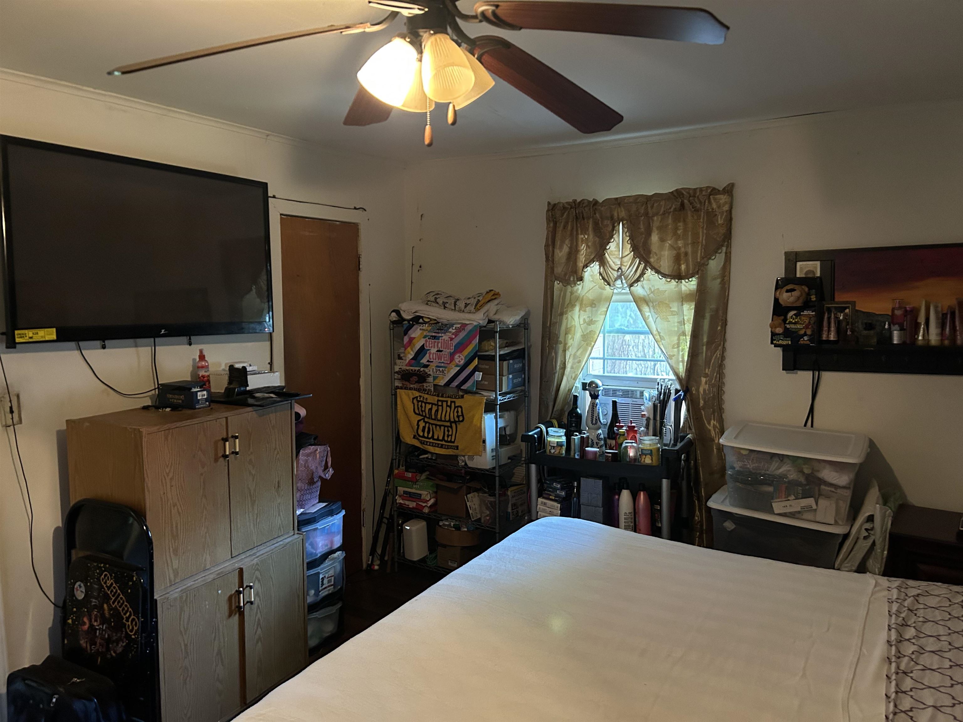 3158 Ford Road Memphis, TN 38109 - Photo 13 of 22 a view of a living room and bathroom
