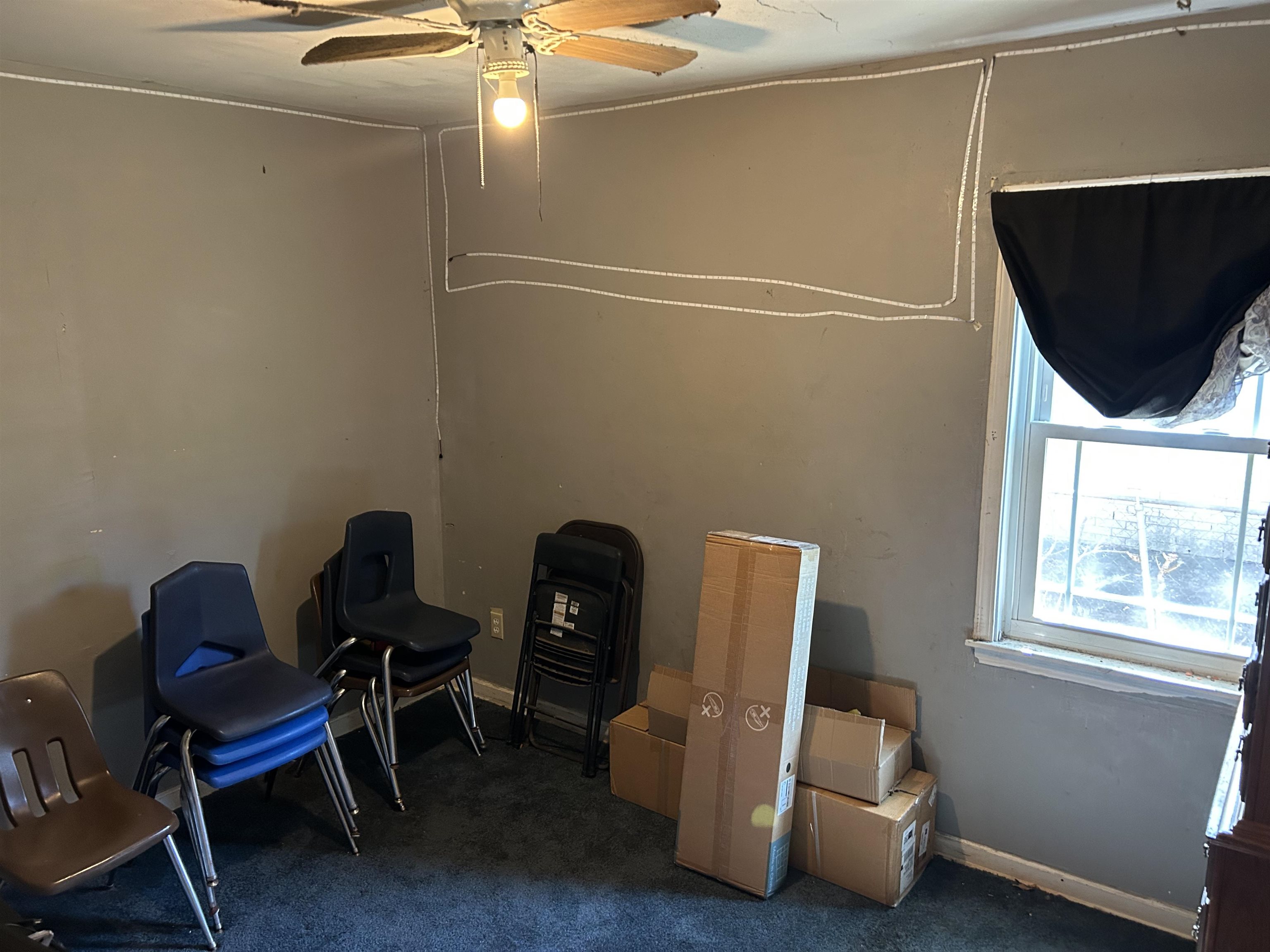 3158 Ford Road Memphis, TN 38109 - Photo 9 of 22 a room with furniture and a window