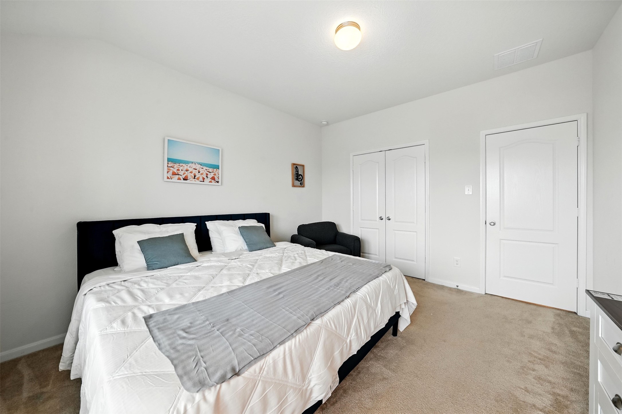 15410 Rosehill Summit Lane Houston, TX 77044 - Photo 26 of 30 a bed room with a bed and a painting