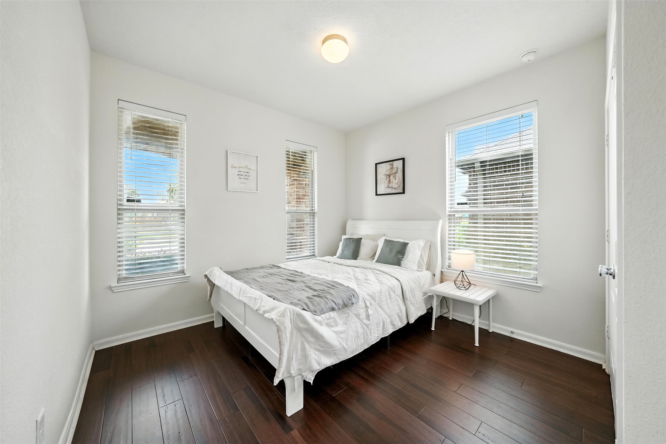 15410 Rosehill Summit Lane Houston, TX 77044 - Photo 6 of 30 a bedroom with a bed and a window