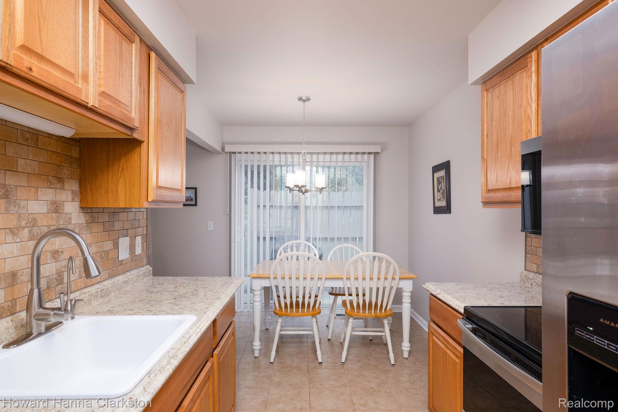 3145 Hidden Ridge Drive Waterford, MI 48328 - Photo 6 of 26 Dinning area has direct access to patio.