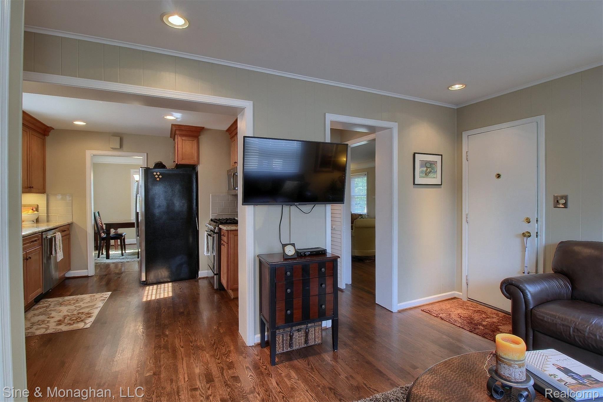 1300 Hampton Road Grosse Pointe, MI 48236 - Photo 11 of 30 13-Family Room 2nd View.jpg