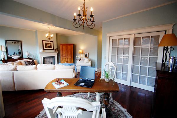 145 Charles Street, Unit 4 Boston, MA 02114 - Photo 3 of 14 a living room with furniture and a chandelier
