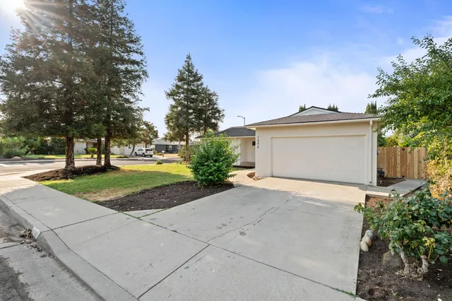 $409,000 | 1598 Beverly Avenue, Clovis, CA 93611