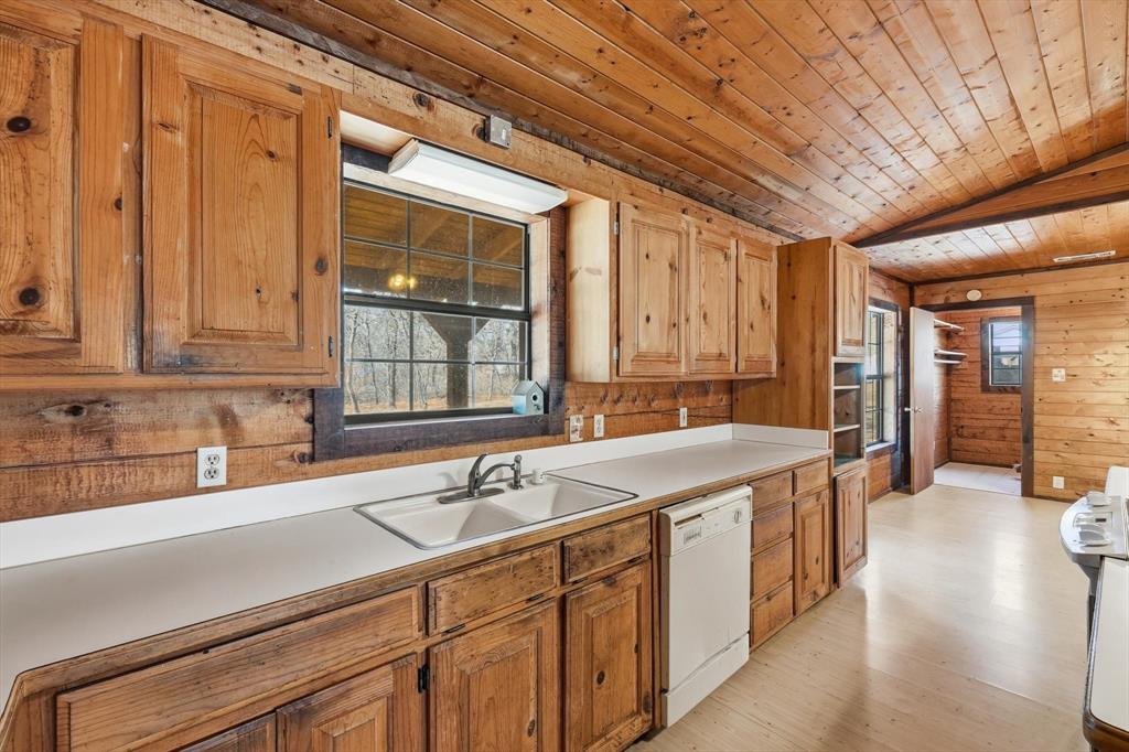 504 Windsor Lane Springtown, TX 76082 - Photo 13 of 40