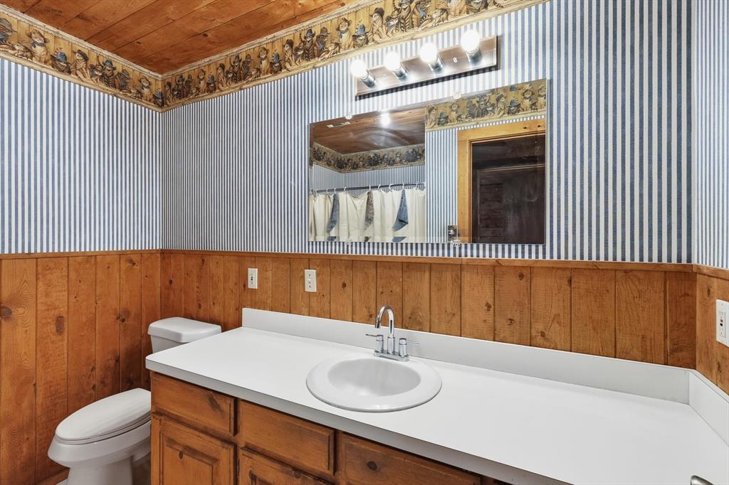 504 Windsor Lane Springtown, TX 76082 - Photo 29 of 40 a bathroom with a sink and a mirror