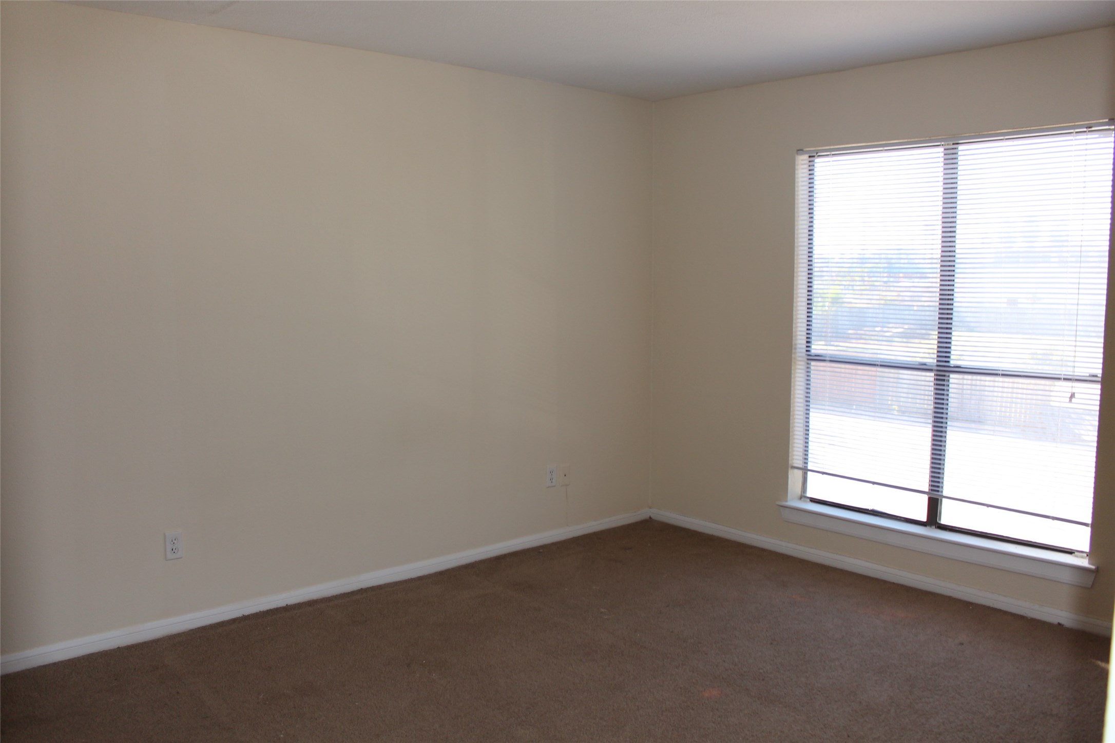 16111 Aspenglen Drive, Unit 806 Houston, TX 77084 - Photo 9 of 15 an empty room with a window