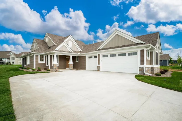 $1,195,000 | 116 Spring Farm Road, North Oaks, MN 55127