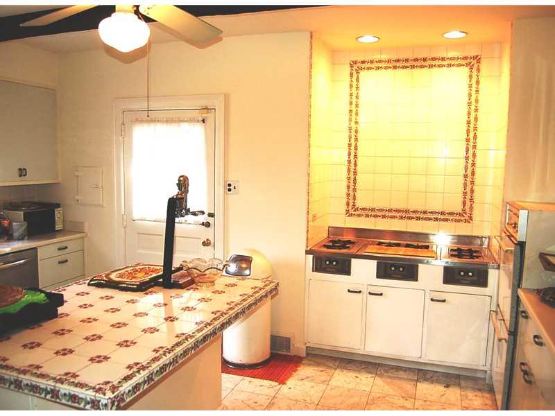18 Edgewood Road Fox Chapel, PA 15215 - Photo 10 of 25 Kitchen.