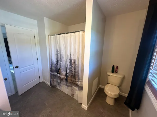 a view of empty room with ceiling fan