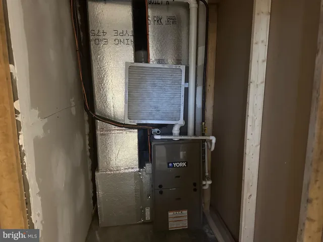 a view of a yard in front of house