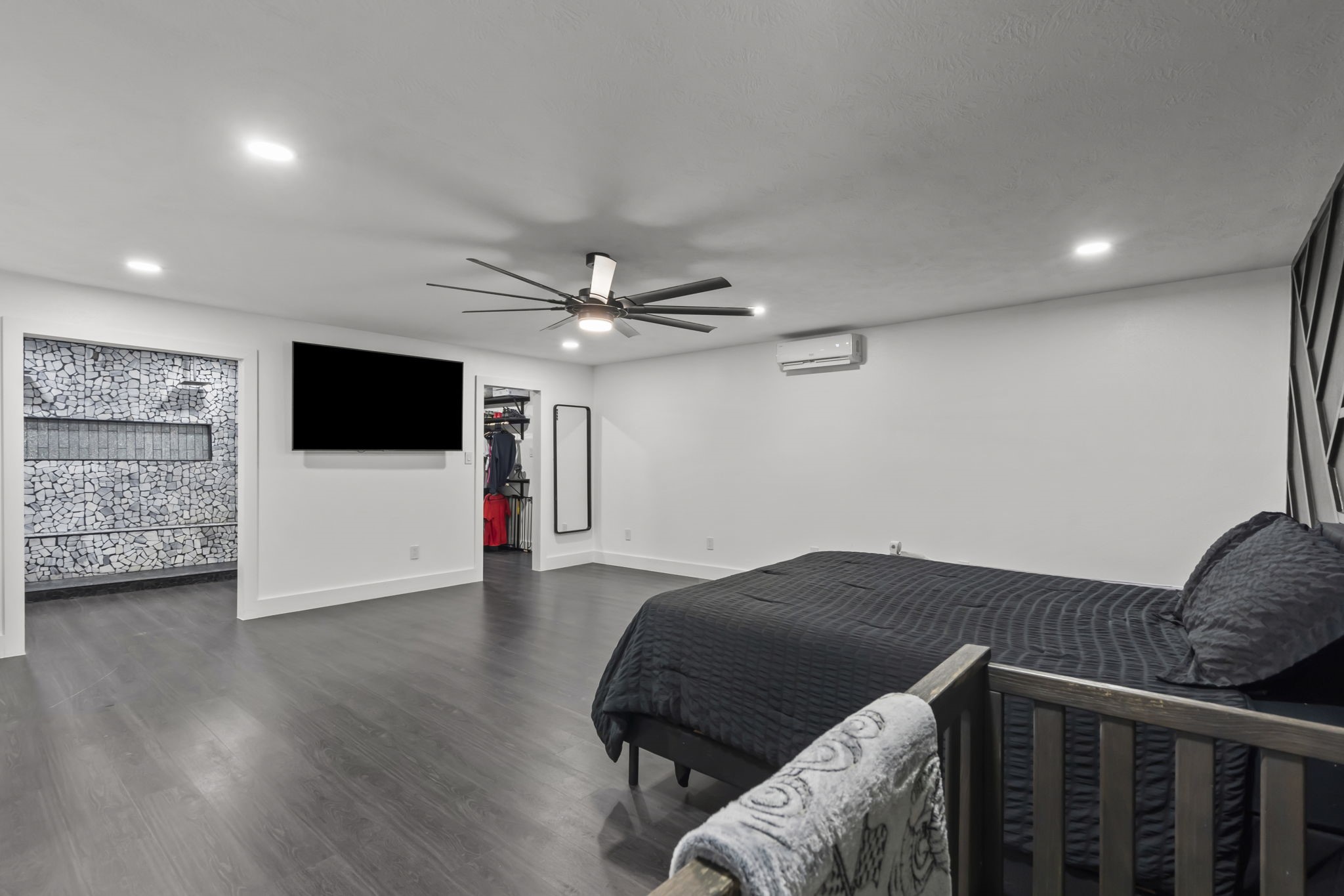 5406 South Tower Road Santa Fe, TX 77517 - Photo 21 of 46 a living room with furniture and a flat screen tv