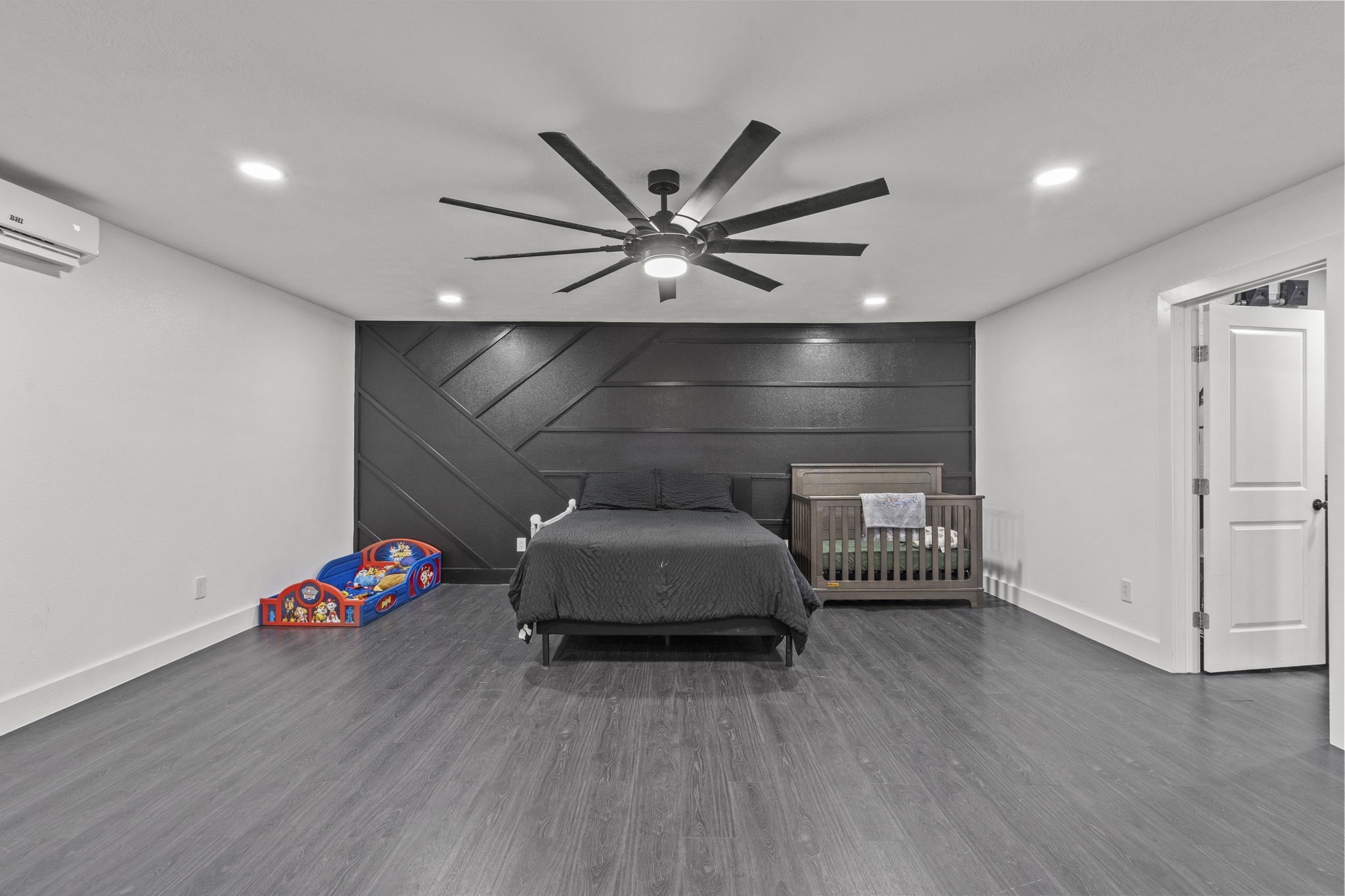 5406 South Tower Road Santa Fe, TX 77517 - Photo 22 of 46 a hallway with a book shelf and a chandelier