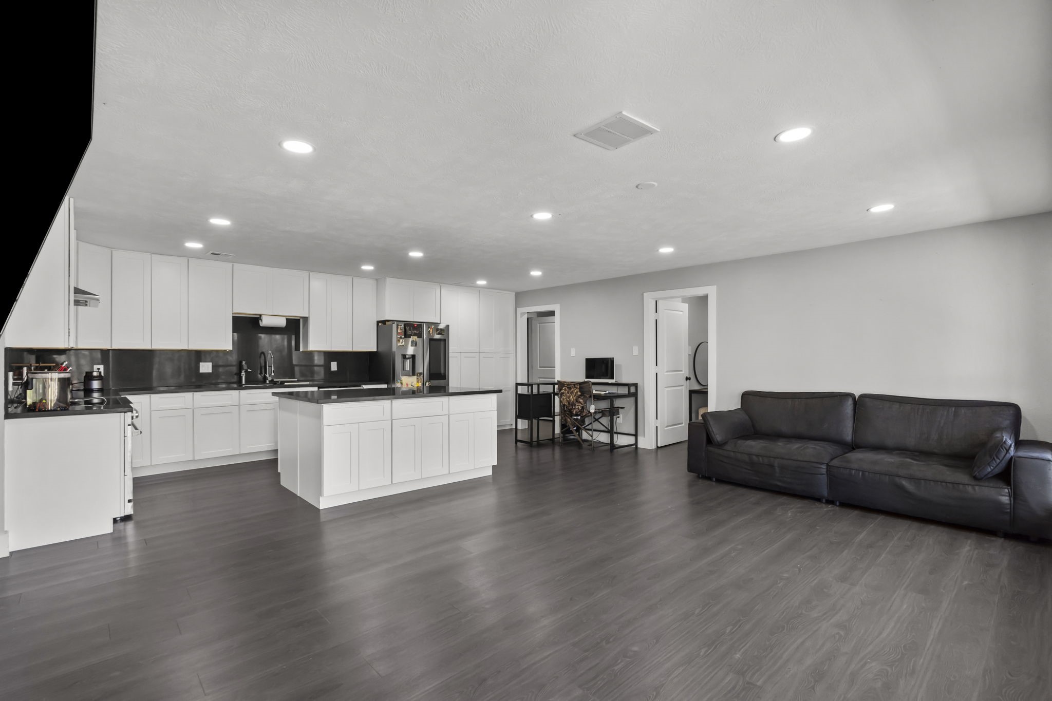 5406 South Tower Road Santa Fe, TX 77517 - Photo 8 of 46 a living room with furniture and kitchen view