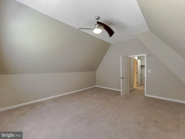 an empty room with a empty space