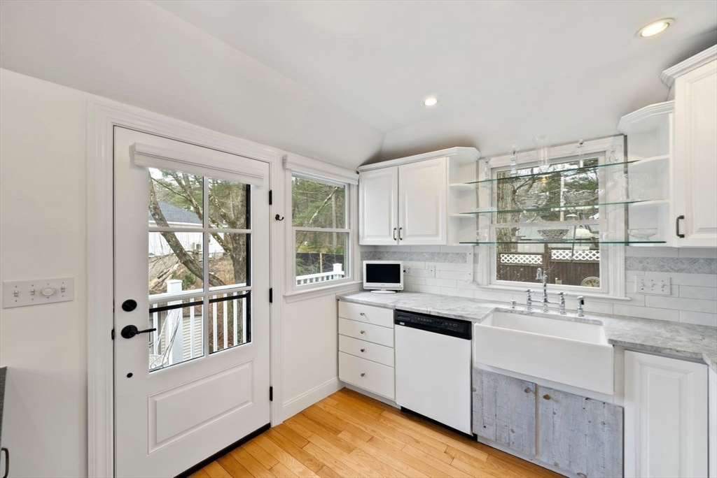 12 Stonecleve Road Wellesley, MA 02482 - Photo 18 of 37