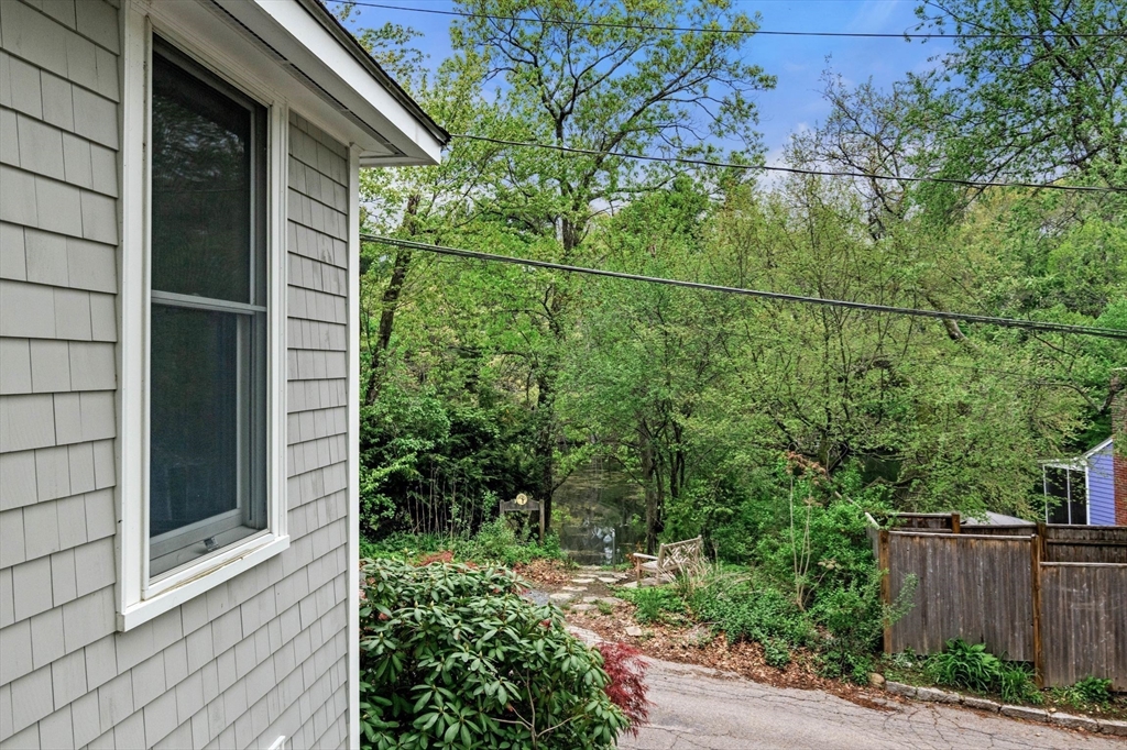 12 Stonecleve Road Wellesley, MA 02482 - Photo 7 of 37